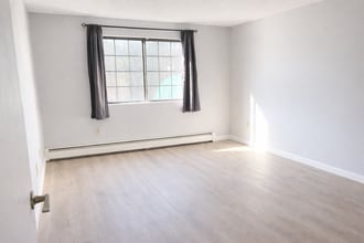 2100 Skyline Dr, Unit 4 in Lowell, MA - Building Photo - Building Photo