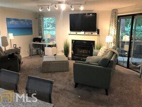 1378 Keys Lake Dr NE in Atlanta, GA - Foto de edificio - Building Photo