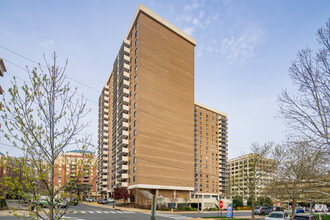 Tower Villas in Arlington, VA - Building Photo - Building Photo