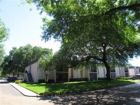 801 Russell Ln in Brandon, FL - Building Photo