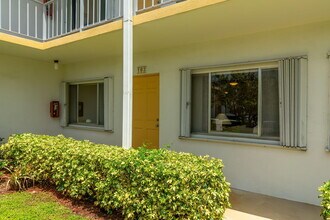 3000 Lake Osborne Dr in Lake Worth Beach, FL - Building Photo - Building Photo