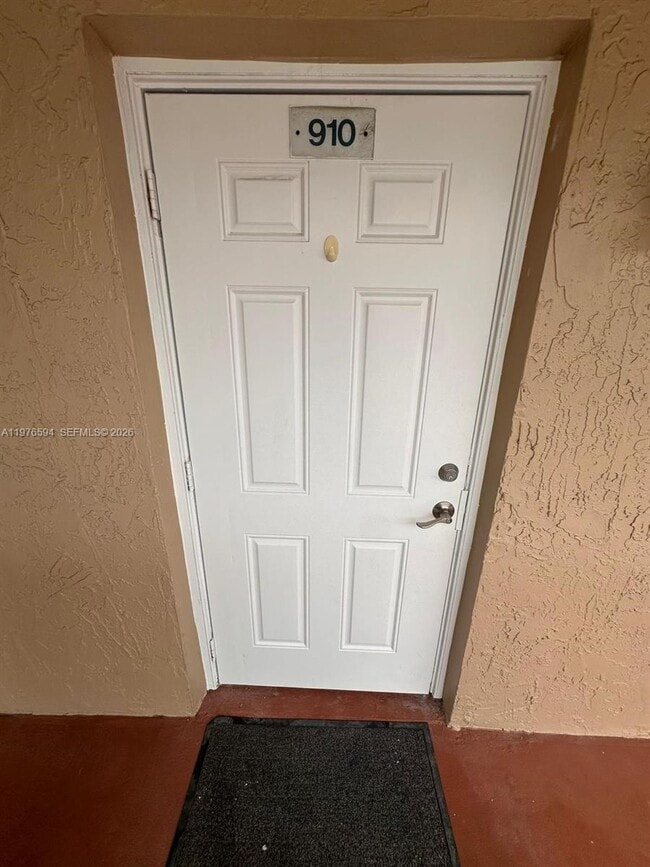 910 Twin Lakes Dr in Coral Springs, FL - Building Photo - Building Photo