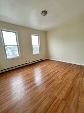 91 W 20th St, Unit 2 in Bayonne, NJ - Foto de edificio - Building Photo