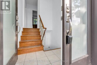 586 Pinegrove Rd in Oakville, ON - Building Photo - Building Photo