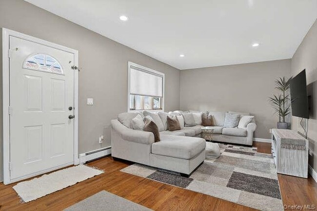 132 Roosevelt Ave in Mineola, NY - Building Photo - Building Photo