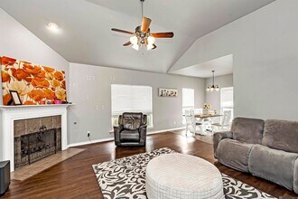 23592 Country Manor Ave in Denham Springs, LA - Foto de edificio - Building Photo