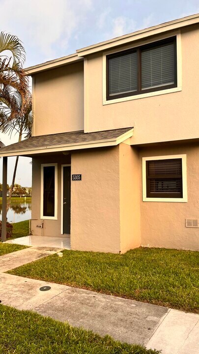 5305 Bayside Dr in Greenacres, FL - Building Photo