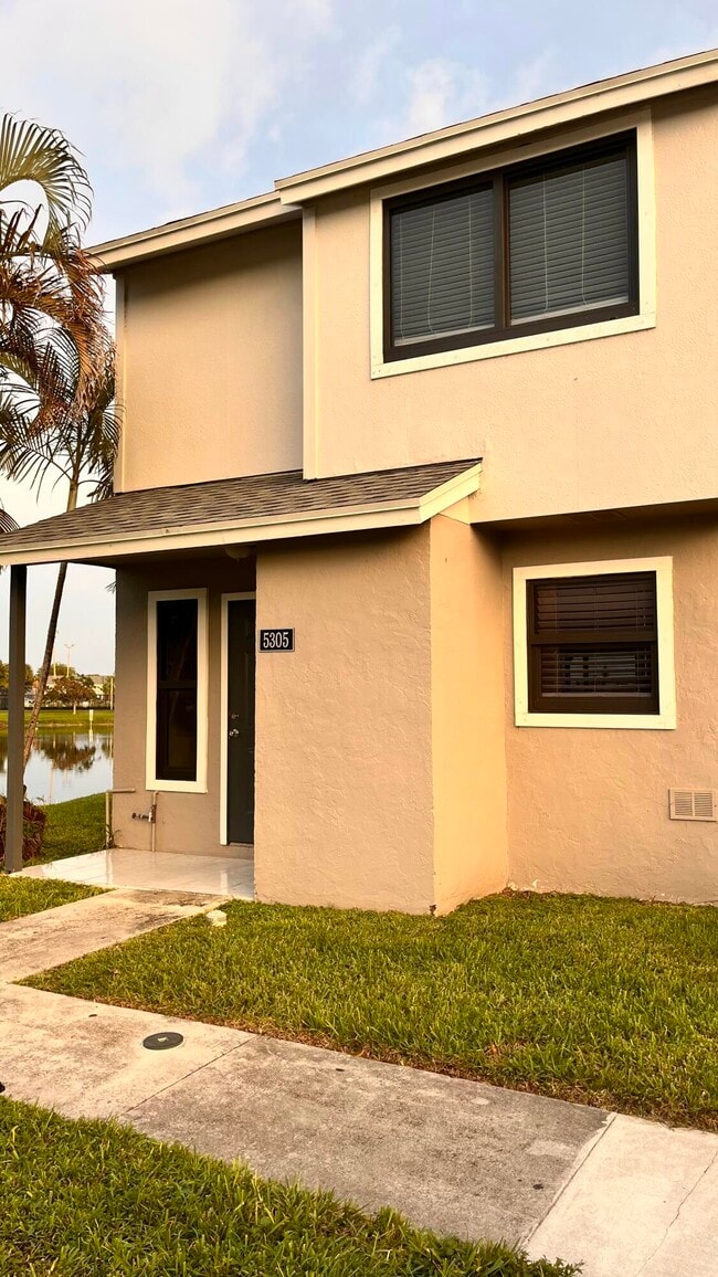 5305 Bayside Dr