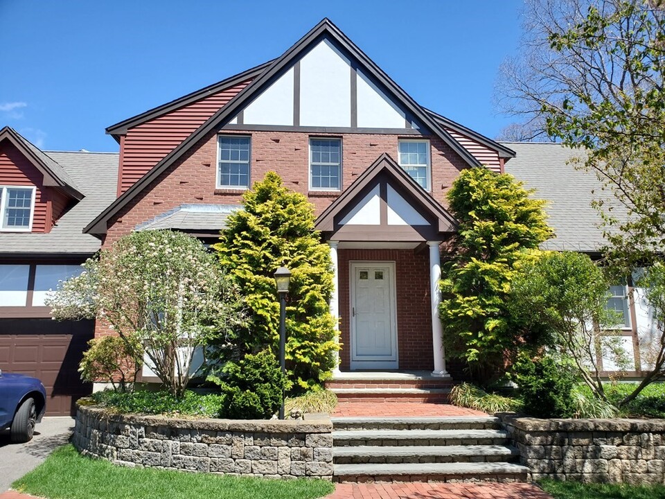 39 Oak St in Wellesley, MA - Building Photo