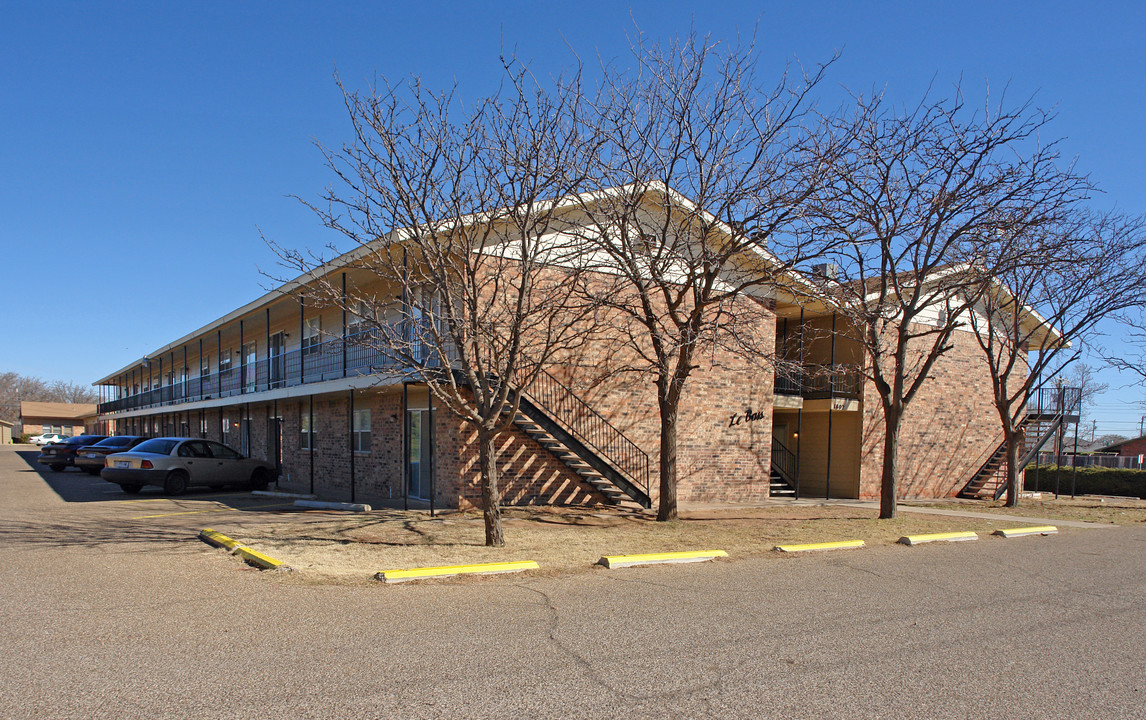 Le Bass Apartments in Lubbock, TX - Foto de edificio