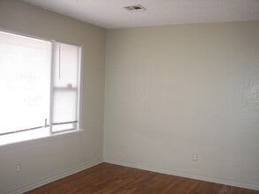 929 N Locust Ln in Midwest City, OK - Foto de edificio - Building Photo