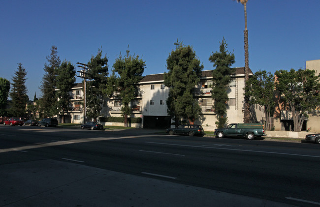 6939-6949 Woodman Ave in Van Nuys, CA - Building Photo - Building Photo