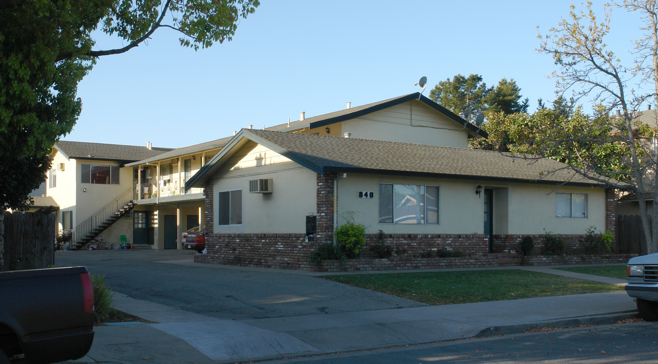 840 El Cerrito Way in Gilroy, CA - Foto de edificio