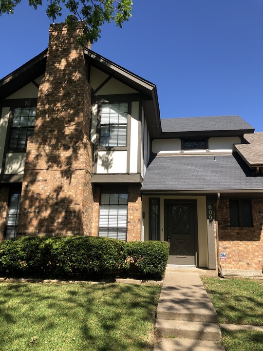 609 Windgate Ct in Arlington, TX - Building Photo