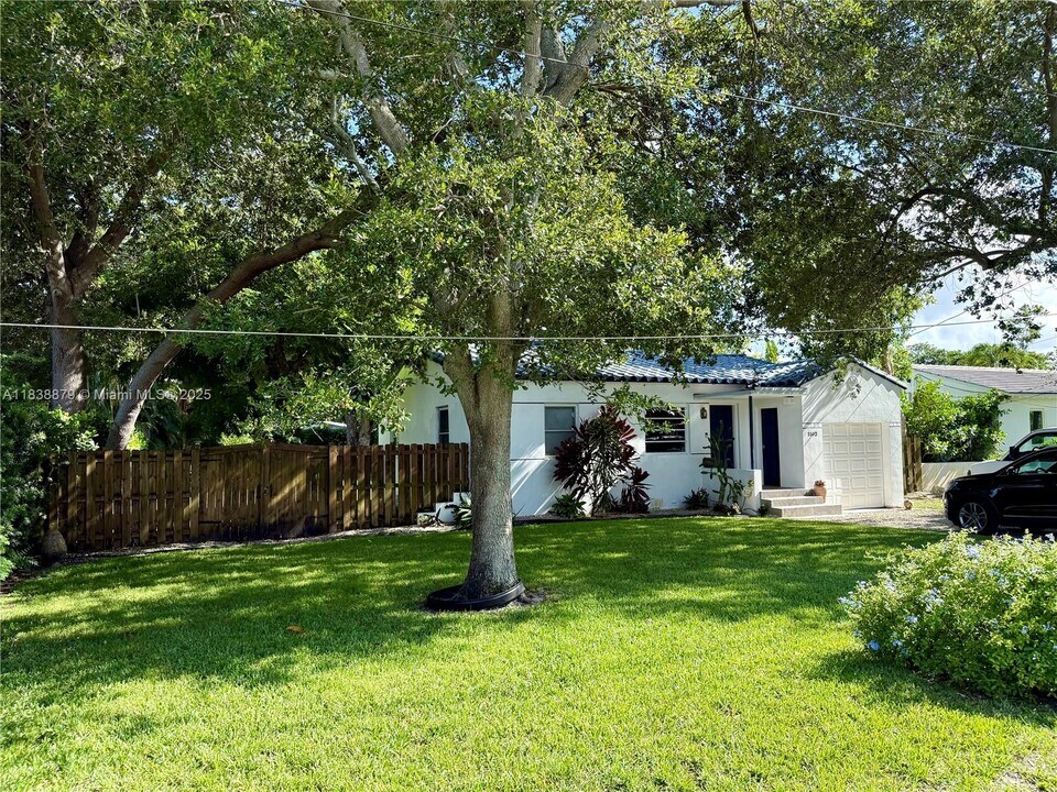 1102 NE 116th St in Biscayne Park, FL - Building Photo