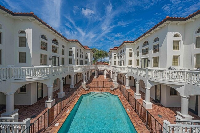 5090 Riverside Dr in Port Orange, FL - Foto de edificio - Building Photo
