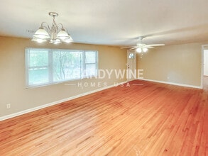 1001 Fields Rd in Jacksonville, FL - Foto de edificio - Building Photo