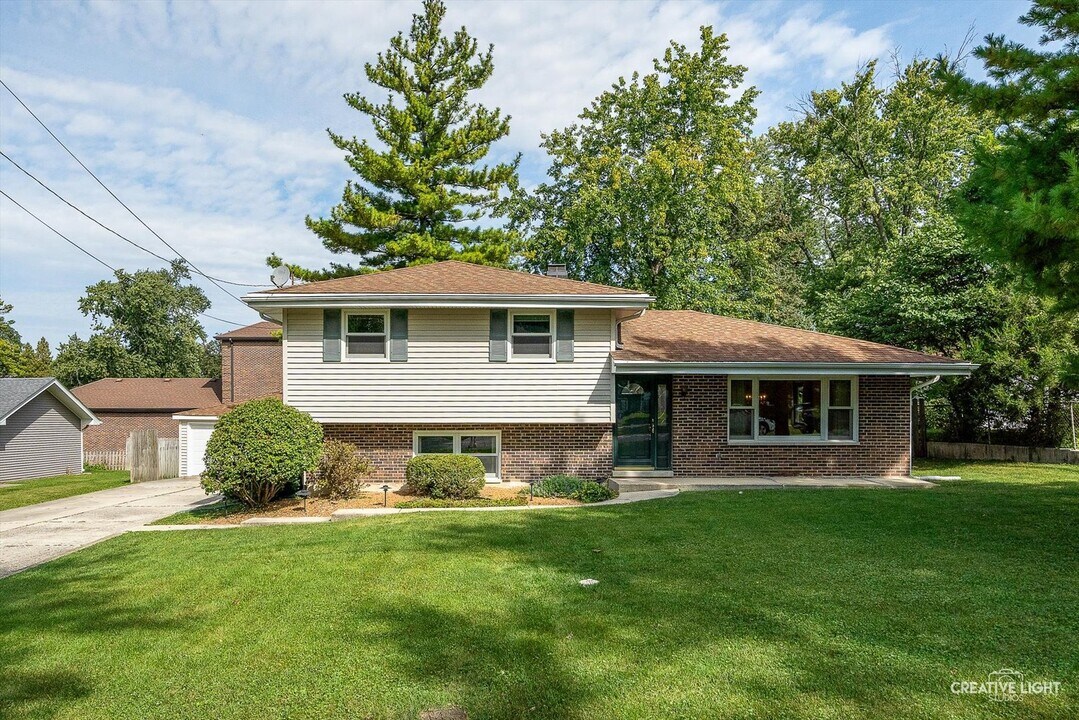 138 W Chicago Ave in Westmont, IL - Building Photo