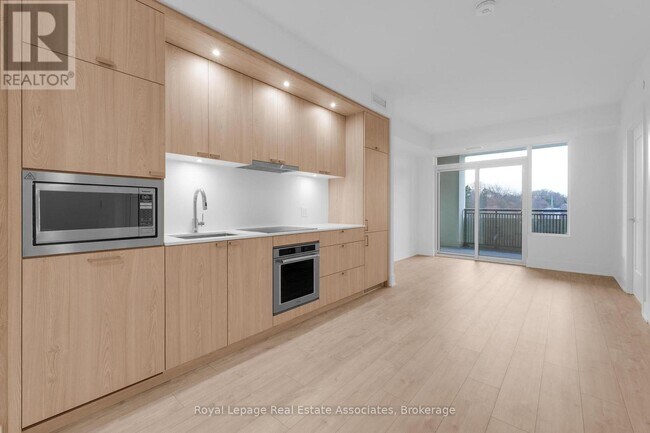 259 The Kingsway in Toronto, ON - Building Photo - Building Photo