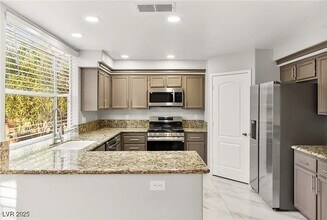 8528 Sierra Cima Ln in Las Vegas, NV - Building Photo - Building Photo