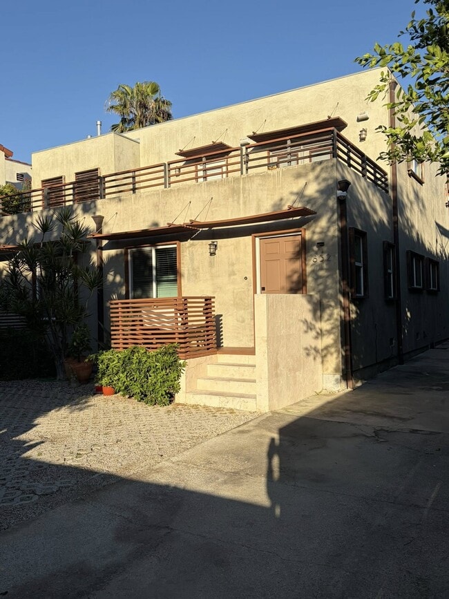 832 N Las Palmas Ave in Los Angeles, CA - Foto de edificio - Building Photo