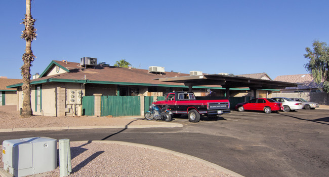 511 N 64th Pl in Mesa, AZ - Foto de edificio - Building Photo