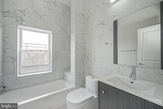 1072 N Front St in Philadelphia, PA - Building Photo - Building Photo