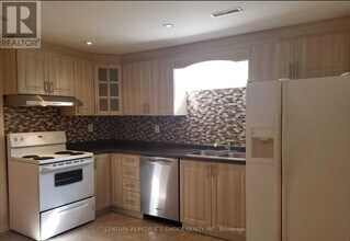 5689 Sidmouth St in Mississauga, ON - Building Photo - Building Photo