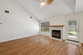 7201 Pine Bluffs Trail in Austin, TX - Foto de edificio - Building Photo