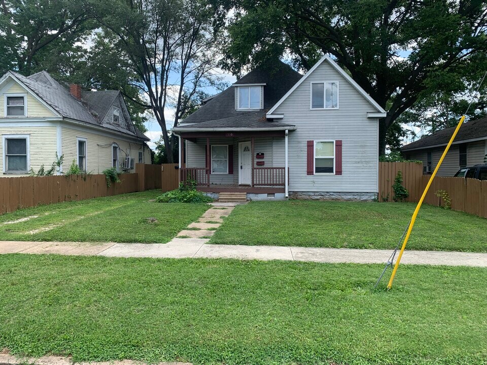 930 W Poplar St, Unit A in Springfield, MO - Building Photo