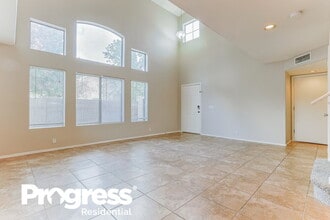 250 W Juniper Ave in Gilbert, AZ - Foto de edificio - Building Photo