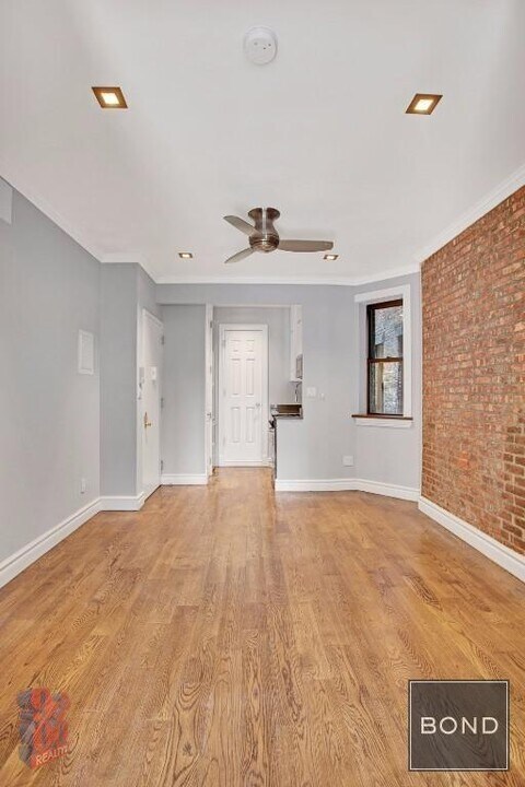 697 10th Ave in New York, NY - Building Photo
