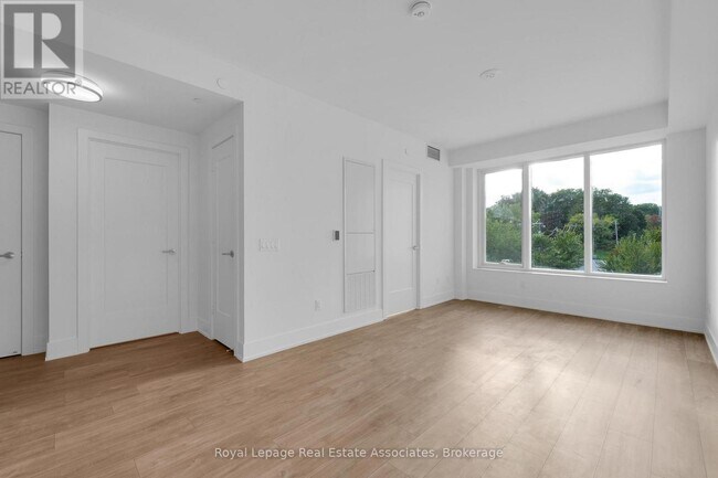 259 The Kingsway in Toronto, ON - Building Photo - Building Photo