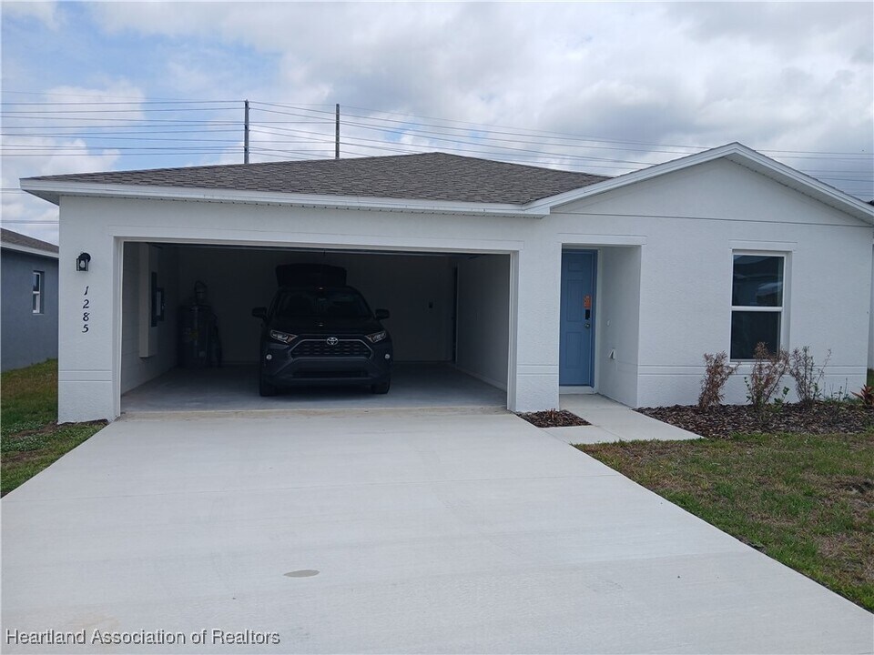 1285 Stone Ridge Cir in Sebring, FL - Building Photo