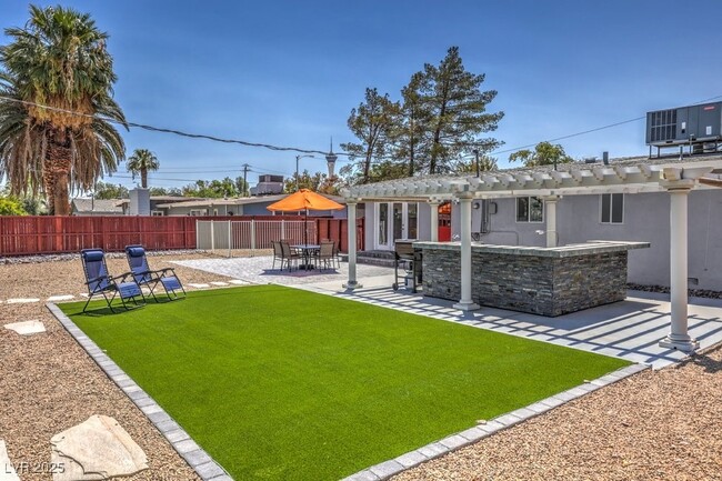2400 Sherman Pl in Las Vegas, NV - Building Photo - Building Photo