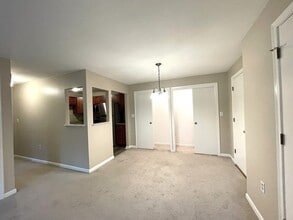 1323 Worcester Rd, Unit E7 in Framingham, MA - Building Photo - Building Photo