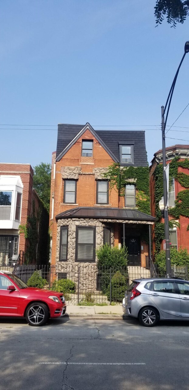 3310 S Indiana Ave, Unit 3rd floor