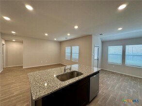 713 Signe in Seguin, TX - Building Photo - Building Photo