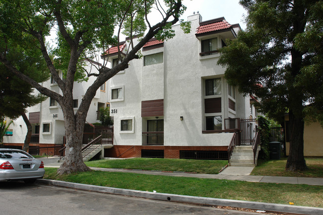 351 W Acacia Ave in Glendale, CA - Building Photo - Building Photo