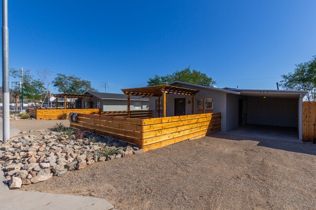 535 E Mountain View Rd in Phoenix, AZ - Building Photo - Building Photo