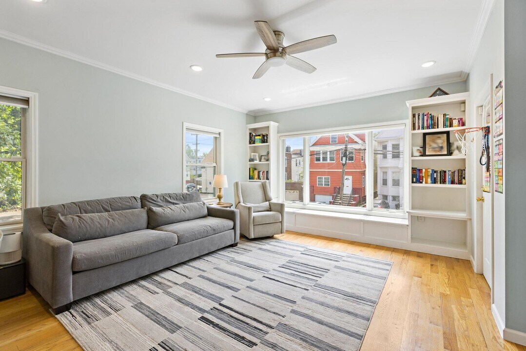 10 Bidwell Ave in Jersey City, NJ - Building Photo