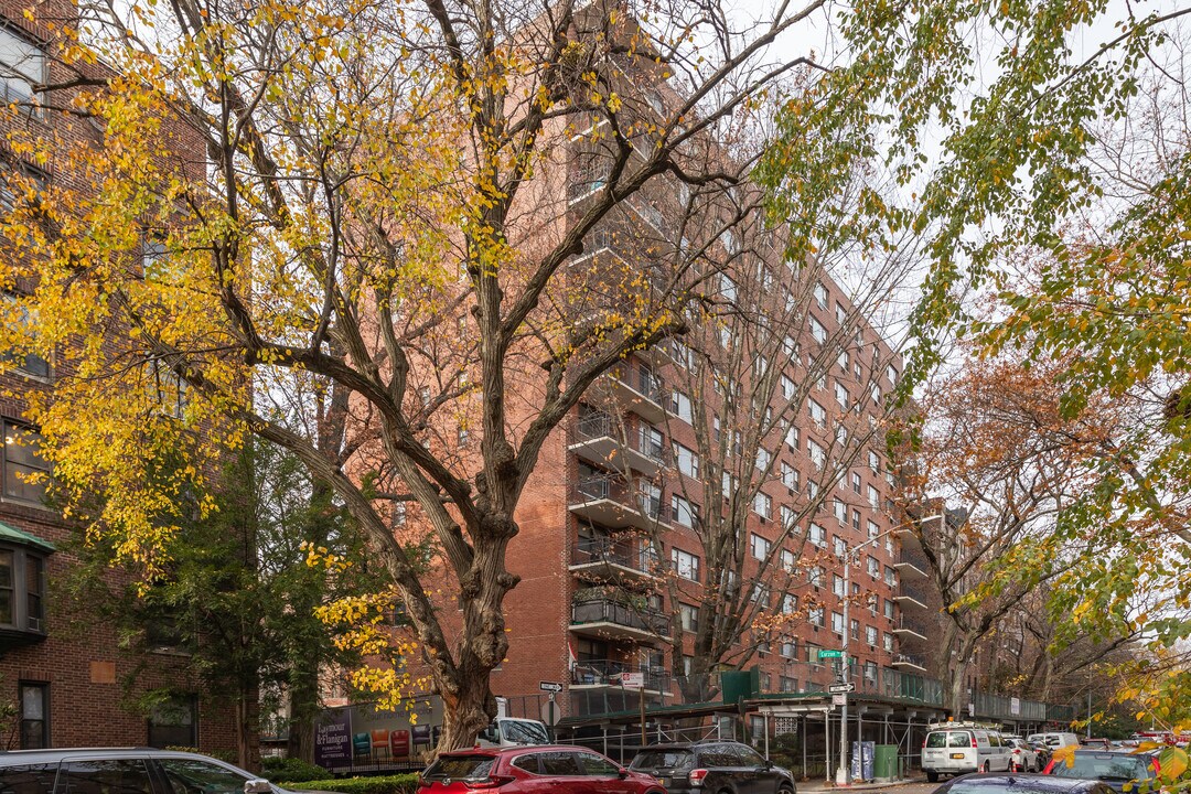 8360 118th St in Kew Gardens, NY - Building Photo