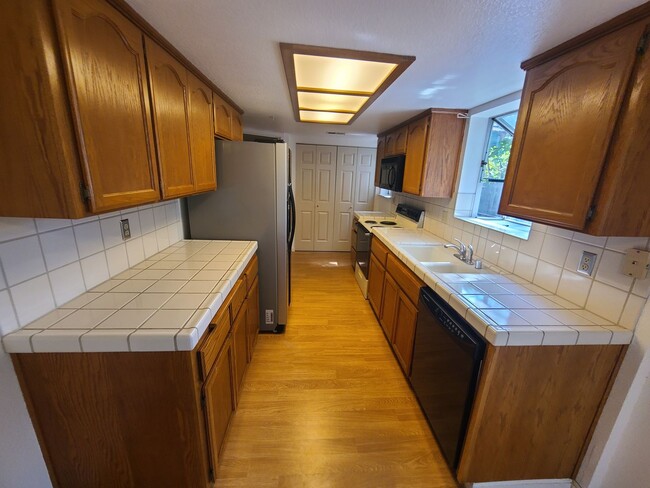 3017 Grove Way in Castro Valley, CA - Building Photo - Building Photo