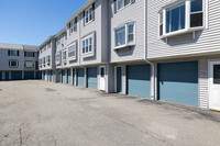 Angle Hollow Condominiums in Lowell, MA - Foto de edificio - Building Photo