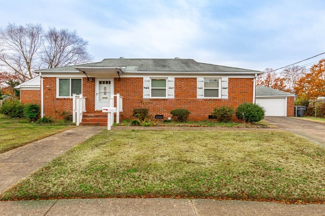 6238 Niagara Cir in Norfolk, VA - Foto de edificio