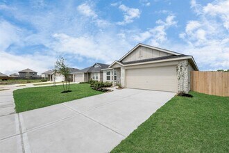 210 Amy St in Angleton, TX - Building Photo - Building Photo