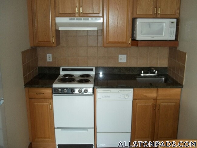 1110 Commonwealth Ave, Unit 509 in Boston, MA - Foto de edificio - Building Photo