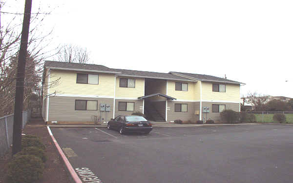 2735 SE 125th Ave in Portland, OR - Foto de edificio - Building Photo