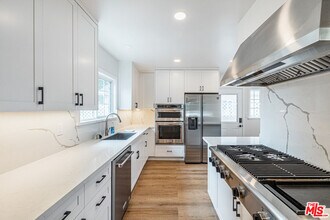 2537 Cotner Ave in Los Angeles, CA - Building Photo - Building Photo