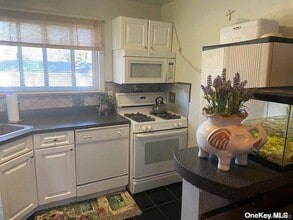 990 Fenwood Dr in Valley Stream, NY - Building Photo - Building Photo